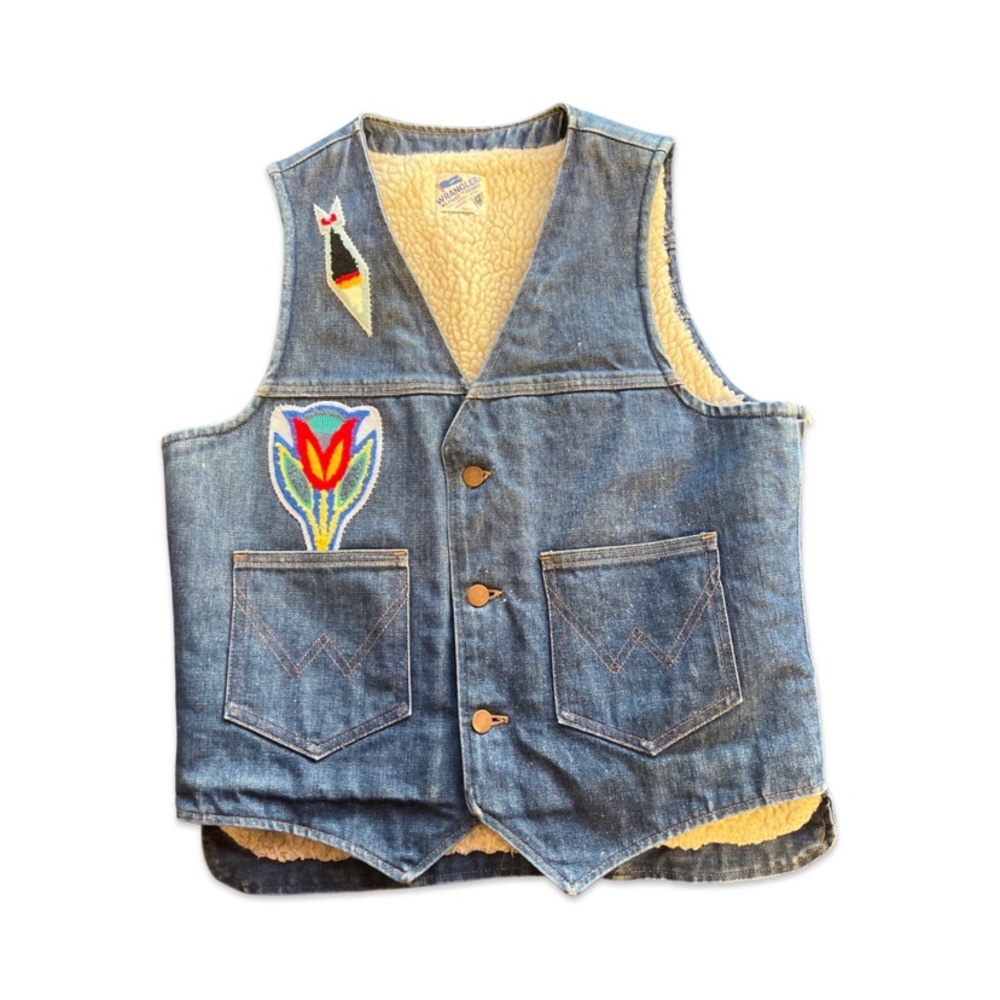 Vintage 80s men’s Wrangler faux shearling lined denim vest hand sewn patches.